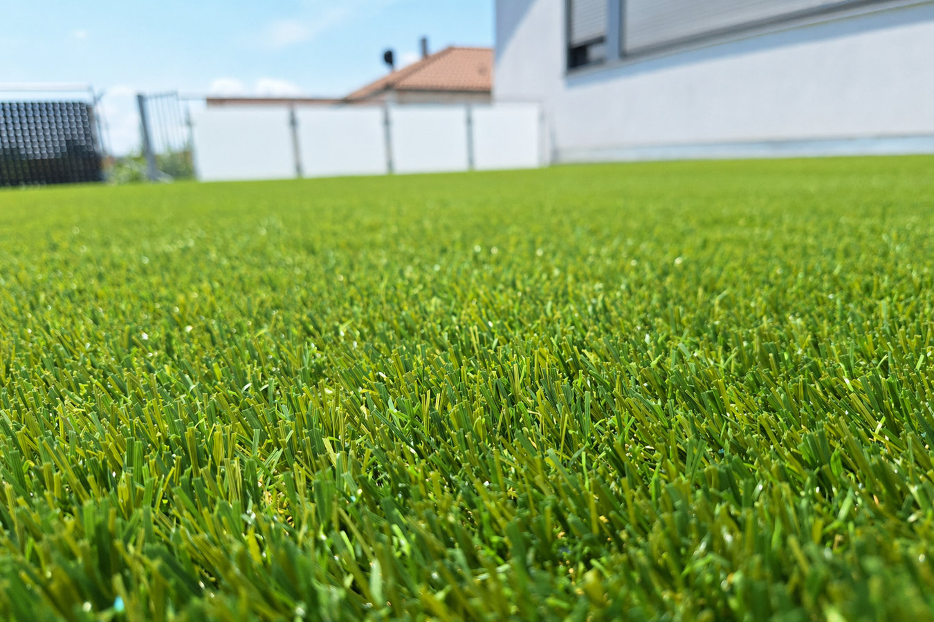 Synthetic lawn turf in Manteca, CA